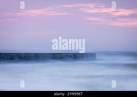 Tempête Bert à l'aube à Newhaven Lighthouse West Beach sur la côte est du Sussex, sud-est de l'Angleterre Banque D'Images