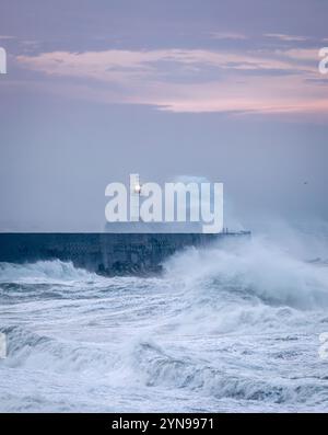 Tempête Bert à l'aube à Newhaven Lighthouse West Beach sur la côte est du Sussex, sud-est de l'Angleterre Banque D'Images