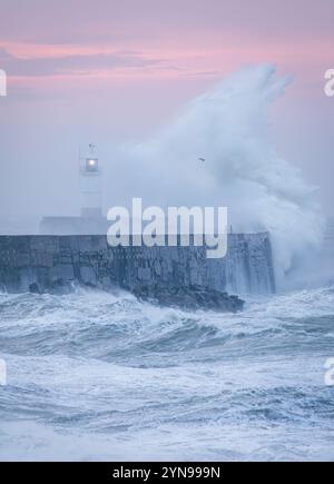 Tempête Bert à l'aube à Newhaven Lighthouse West Beach sur la côte est du Sussex, sud-est de l'Angleterre Banque D'Images