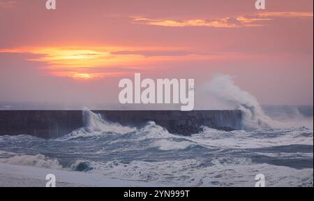 Tempête Bert à l'aube à Newhaven Lighthouse West Beach sur la côte est du Sussex, sud-est de l'Angleterre Banque D'Images