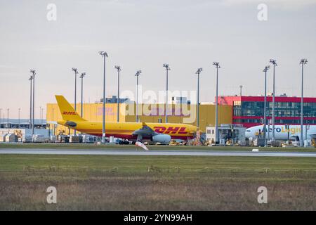 Schkeuditz - DHL Frachtflieger stürzt in Litauen ab : Flugzeug startete am Flughafen Leipzig/Halle 25.11.2024 gegen 8 Uhr Schkeuditz, Flughafen Leipzig/Halle / DHL Hub im Foto : Flugzeuge des Postdienstleisters DHL am Flughafen Leipzig/Halle sowie die Hauptgebäude am DHL Hub Schkeuditz Ein Frachtflugzeuditz frühen Frachtflugzeuster abgestürzt Autfleuter Postdienstausten Austen Mortzeuter. Nach Angaben von Polizei und Rettungsdiensten kam dabei mindestens eine person ums Leben. DAS Flugzeug verfehlte nur knapp ein Wohngebäude, in dem zum Zeitpunkt des Unglüc Banque D'Images