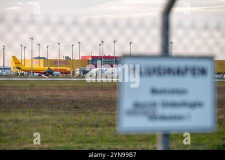 Schkeuditz - DHL Frachtflieger stürzt in Litauen ab : Flugzeug startete am Flughafen Leipzig/Halle 25.11.2024 gegen 8 Uhr Schkeuditz, Flughafen Leipzig/Halle / DHL Hub im Foto : Flugzeuge des Postdienstleisters DHL am Flughafen Leipzig/Halle sowie die Hauptgebäude am DHL Hub Schkeuditz Ein Frachtflugzeuditz frühen Frachtflugzeuster abgestürzt Autfleuter Postdienstausten Austen Mortzeuter. Nach Angaben von Polizei und Rettungsdiensten kam dabei mindestens eine person ums Leben. DAS Flugzeug verfehlte nur knapp ein Wohngebäude, in dem zum Zeitpunkt des Unglüc Banque D'Images