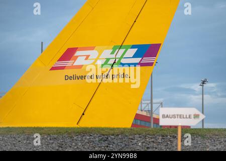 Schkeuditz - DHL Frachtflieger stürzt in Litauen ab : Flugzeug startete am Flughafen Leipzig/Halle 25.11.2024 gegen 8 Uhr Schkeuditz, Flughafen Leipzig/Halle / DHL Hub im Foto : Flugzeuge des Postdienstleisters DHL am Flughafen Leipzig/Halle sowie die Hauptgebäude am DHL Hub Schkeuditz Ein Frachtflugzeuditz frühen Frachtflugzeuster abgestürzt Autfleuter Postdienstausten Austen Mortzeuter. Nach Angaben von Polizei und Rettungsdiensten kam dabei mindestens eine person ums Leben. DAS Flugzeug verfehlte nur knapp ein Wohngebäude, in dem zum Zeitpunkt des Unglüc Banque D'Images