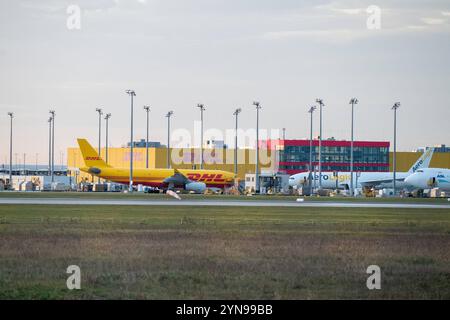 Schkeuditz - DHL Frachtflieger stürzt in Litauen ab : Flugzeug startete am Flughafen Leipzig/Halle 25.11.2024 gegen 8 Uhr Schkeuditz, Flughafen Leipzig/Halle / DHL Hub im Foto : Flugzeuge des Postdienstleisters DHL am Flughafen Leipzig/Halle sowie die Hauptgebäude am DHL Hub Schkeuditz Ein Frachtflugzeuditz frühen Frachtflugzeuster abgestürzt Autfleuter Postdienstausten Austen Mortzeuter. Nach Angaben von Polizei und Rettungsdiensten kam dabei mindestens eine person ums Leben. DAS Flugzeug verfehlte nur knapp ein Wohngebäude, in dem zum Zeitpunkt des Unglüc Banque D'Images