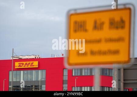 Schkeuditz - DHL Frachtflieger stürzt in Litauen ab : Flugzeug startete am Flughafen Leipzig/Halle 25.11.2024 gegen 8 Uhr Schkeuditz, Flughafen Leipzig/Halle / DHL Hub im Foto : Flugzeuge des Postdienstleisters DHL am Flughafen Leipzig/Halle sowie die Hauptgebäude am DHL Hub Schkeuditz Ein Frachtflugzeuditz frühen Frachtflugzeuster abgestürzt Autfleuter Postdienstausten Austen Mortzeuter. Nach Angaben von Polizei und Rettungsdiensten kam dabei mindestens eine person ums Leben. DAS Flugzeug verfehlte nur knapp ein Wohngebäude, in dem zum Zeitpunkt des Unglüc Banque D'Images