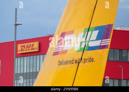 Schkeuditz - DHL Frachtflieger stürzt in Litauen ab : Flugzeug startete am Flughafen Leipzig/Halle 25.11.2024 gegen 8 Uhr Schkeuditz, Flughafen Leipzig/Halle / DHL Hub im Foto : Flugzeuge des Postdienstleisters DHL am Flughafen Leipzig/Halle sowie die Hauptgebäude am DHL Hub Schkeuditz Ein Frachtflugzeuditz frühen Frachtflugzeuster abgestürzt Autfleuter Postdienstausten Austen Mortzeuter. Nach Angaben von Polizei und Rettungsdiensten kam dabei mindestens eine person ums Leben. DAS Flugzeug verfehlte nur knapp ein Wohngebäude, in dem zum Zeitpunkt des Unglüc Banque D'Images