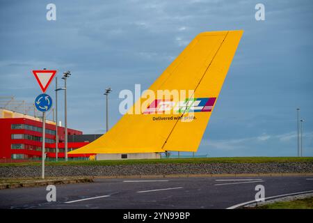 Schkeuditz - DHL Frachtflieger stürzt in Litauen ab : Flugzeug startete am Flughafen Leipzig/Halle 25.11.2024 gegen 8 Uhr Schkeuditz, Flughafen Leipzig/Halle / DHL Hub im Foto : Flugzeuge des Postdienstleisters DHL am Flughafen Leipzig/Halle sowie die Hauptgebäude am DHL Hub Schkeuditz Ein Frachtflugzeuditz frühen Frachtflugzeuster abgestürzt Autfleuter Postdienstausten Austen Mortzeuter. Nach Angaben von Polizei und Rettungsdiensten kam dabei mindestens eine person ums Leben. DAS Flugzeug verfehlte nur knapp ein Wohngebäude, in dem zum Zeitpunkt des Unglüc Banque D'Images