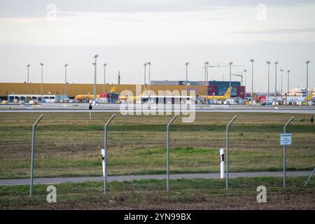 Schkeuditz - DHL Frachtflieger stürzt in Litauen ab : Flugzeug startete am Flughafen Leipzig/Halle 25.11.2024 gegen 8 Uhr Schkeuditz, Flughafen Leipzig/Halle / DHL Hub im Foto : Flugzeuge des Postdienstleisters DHL am Flughafen Leipzig/Halle sowie die Hauptgebäude am DHL Hub Schkeuditz Ein Frachtflugzeuditz frühen Frachtflugzeuster abgestürzt Autfleuter Postdienstausten Austen Mortzeuter. Nach Angaben von Polizei und Rettungsdiensten kam dabei mindestens eine person ums Leben. DAS Flugzeug verfehlte nur knapp ein Wohngebäude, in dem zum Zeitpunkt des Unglüc Banque D'Images