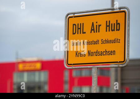 Schkeuditz - DHL Frachtflieger stürzt in Litauen ab : Flugzeug startete am Flughafen Leipzig/Halle 25.11.2024 gegen 8 Uhr Schkeuditz, Flughafen Leipzig/Halle / DHL Hub im Foto : Flugzeuge des Postdienstleisters DHL am Flughafen Leipzig/Halle sowie die Hauptgebäude am DHL Hub Schkeuditz Ein Frachtflugzeuditz frühen Frachtflugzeuster abgestürzt Autfleuter Postdienstausten Austen Mortzeuter. Nach Angaben von Polizei und Rettungsdiensten kam dabei mindestens eine person ums Leben. DAS Flugzeug verfehlte nur knapp ein Wohngebäude, in dem zum Zeitpunkt des Unglüc Banque D'Images