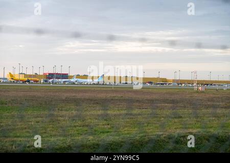 Schkeuditz - DHL Frachtflieger stürzt in Litauen ab : Flugzeug startete am Flughafen Leipzig/Halle 25.11.2024 gegen 8 Uhr Schkeuditz, Flughafen Leipzig/Halle / DHL Hub im Foto : Flugzeuge des Postdienstleisters DHL am Flughafen Leipzig/Halle sowie die Hauptgebäude am DHL Hub Schkeuditz Ein Frachtflugzeuditz frühen Frachtflugzeuster abgestürzt Autfleuter Postdienstausten Austen Mortzeuter. Nach Angaben von Polizei und Rettungsdiensten kam dabei mindestens eine person ums Leben. DAS Flugzeug verfehlte nur knapp ein Wohngebäude, in dem zum Zeitpunkt des Unglüc Banque D'Images