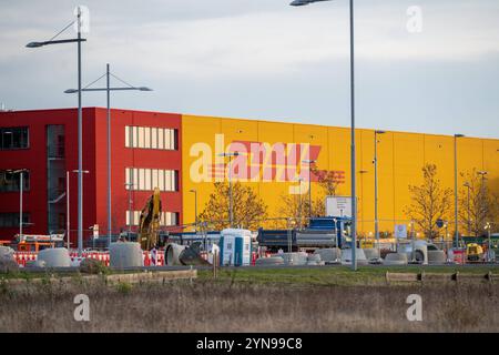 Schkeuditz - DHL Frachtflieger stürzt in Litauen ab : Flugzeug startete am Flughafen Leipzig/Halle 25.11.2024 gegen 8 Uhr Schkeuditz, Flughafen Leipzig/Halle / DHL Hub im Foto : Flugzeuge des Postdienstleisters DHL am Flughafen Leipzig/Halle sowie die Hauptgebäude am DHL Hub Schkeuditz Ein Frachtflugzeuditz frühen Frachtflugzeuster abgestürzt Autfleuter Postdienstausten Austen Mortzeuter. Nach Angaben von Polizei und Rettungsdiensten kam dabei mindestens eine person ums Leben. DAS Flugzeug verfehlte nur knapp ein Wohngebäude, in dem zum Zeitpunkt des Unglüc Banque D'Images