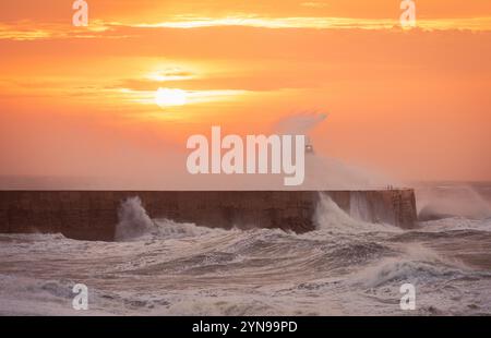 Tempête Bert à l'aube à Newhaven Lighthouse West Beach sur la côte est du Sussex, sud-est de l'Angleterre Banque D'Images