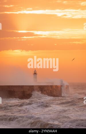 Tempête Bert à l'aube à Newhaven Lighthouse West Beach sur la côte est du Sussex, sud-est de l'Angleterre Banque D'Images