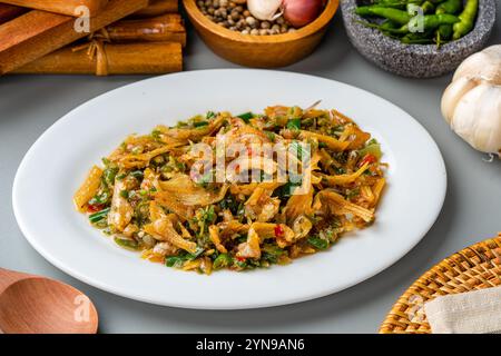 L'anchois frit cuit avec du piment vert ou ikan teri Cabe ijo est un aliment traditionnel de l'ouest de sumatra, en Indonésie. Banque D'Images