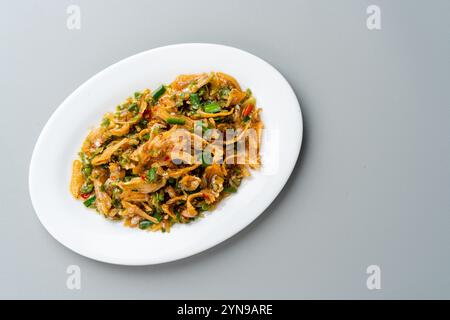 L'anchois frit cuit avec du piment vert ou ikan teri Cabe ijo est un aliment traditionnel de l'ouest de sumatra, en Indonésie. Banque D'Images