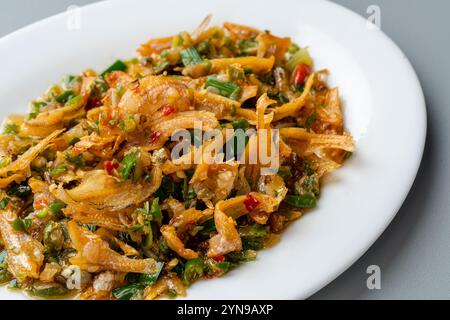 L'anchois frit cuit avec du piment vert ou ikan teri Cabe ijo est un aliment traditionnel de l'ouest de sumatra, en Indonésie. Banque D'Images