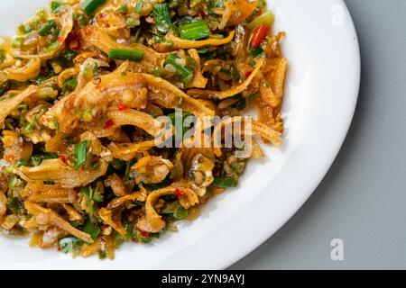 L'anchois frit cuit avec du piment vert ou ikan teri Cabe ijo est un aliment traditionnel de l'ouest de sumatra, en Indonésie. Banque D'Images