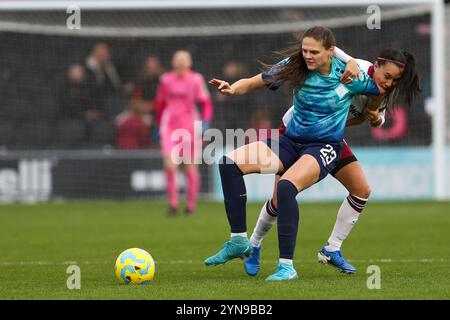 Bromley, Royaume-Uni. 24 novembre 2024. Isobel Goodwin lors de London City Lionesses vs West Ham United en Coupe de la Ligue féminine. Banque D'Images