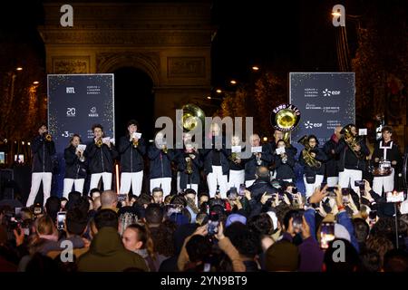 Paris, France. 24 novembre 2024. Band'a Leo se produit lors de la cérémonie des lumières de Noël sur l'avenue des champs-Élysées le 24 novembre 2024 à Paris. Les champs-Elysées scintillent de mille lumières du 24 novembre 2024 au 6 janvier 2025. Crédit : Bernard Menigault/Alamy Live News Banque D'Images