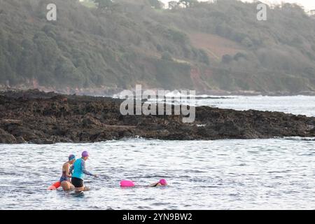 Kingsand, Cornwall. 25 novembre 2024. Kingsand et Cawsand le temps revient à la normale avec une mer calme. Les nageurs tôt le matin retournent à la mer à Kingsand alors que les mers reviennent au calme, Kingsand, Cornwall, Royaume-Uni. Météo britannique. 25 novembre 2024, Kingsand, Cornwall, Royaume-Uni ©DGDImages/Alamy Live News Credit : DGDImages/Alamy Live News Banque D'Images