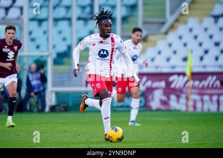 Turin, Italie. 24 novembre 2024. Warren Bondo (AC Monza) lors du championnat italien Serie A match de football entre Torino FC et AC Monza le 24 novembre 2024 au Stadio Olimpico Grande Torino à Turin, Italie - photo Morgese-Rossini/DPPI crédit : DPPI Media/Alamy Live News Banque D'Images