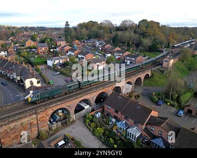 Vue aérienne par drone du train ex GWR HST Intercity 125 passant au-dessus du viaduc de Bewdley North au chemin de fer patrimonial de Severn Valley, novembre 2024 Banque D'Images
