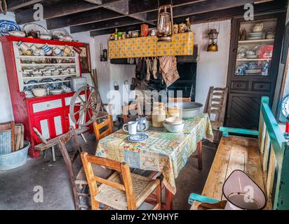 Cuisine de ferme vintage confortable présentant un décor rustique, des meubles altérés et de charmants ustensiles de cuisine à l'ancienne. Parfait pour ceux qui apprécient tr Banque D'Images