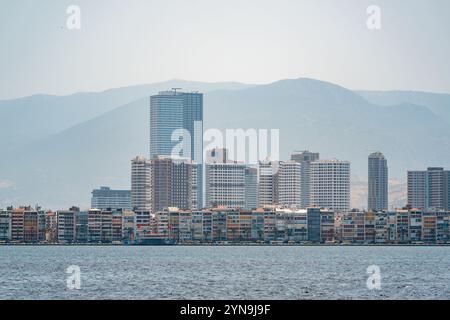 Izmir, Turquie - 3 juillet 2024 : vue sur la rue Kordon, l'embarcadère des ferries et les immeubles de grande hauteur depuis la mer dans la zone de passeport d'Izmir Banque D'Images