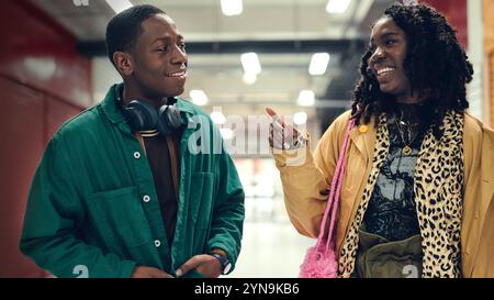 DAVID JONSSON et VIVIAN OPARAH dans RYE LANE (2023), réalisé par RAINE ALLEN MILLER. Crédit : BBC films / British film Institute / album Banque D'Images