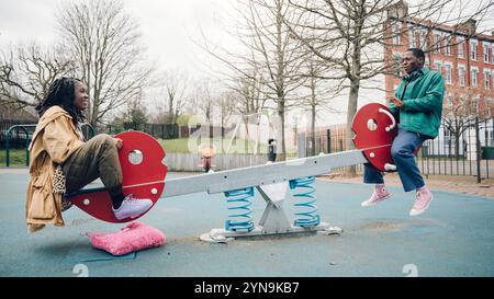 DAVID JONSSON et VIVIAN OPARAH dans RYE LANE (2023), réalisé par RAINE ALLEN MILLER. Crédit : BBC films / British film Institute / album Banque D'Images