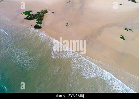 vagues arrivant au bord d'une plage à marée basse, photo aérienne avec un drone. fond d'été Banque D'Images