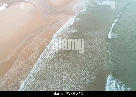 vagues arrivant au rivage d'une plage à marée basse, vue aérienne drone, fond d'été Banque D'Images