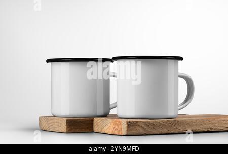 Modèle de deux tasses en fer blanc avec jante noire, sur vieilles planches en bois texturées, tasse en métal sur poutre, pour la conception, la marque, le motif. Mug maquette en émail Banque D'Images