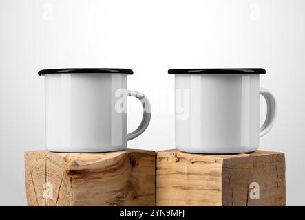 Maquette de deux mugs en émail blanc avec rebord noir, sur vieilles poutres en bois, présentation de tasses en métal pour le tourisme, isolé sur fond. Modèle de tasse en fer Banque D'Images