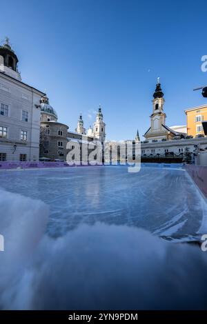 Neuschnee und Wintereinbruch in der Festspiel- und Mozartstadt Salzburg am Morgen des 22.11.2024. // neige fraîche et début de l'hiver dans le festival et la ville Mozart de Salzbourg le matin du 22 novembre 2024. - 20241122 PD2583 crédit : APA-PictureDesk/Alamy Live News Banque D'Images