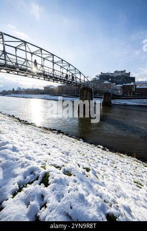 Neuschnee und Wintereinbruch in der Festspiel- und Mozartstadt Salzburg am Morgen des 22.11.2024. IM Bild : Mozartsteg, Salzach und Festung Hohensalzburg // neige fraîche et début de l'hiver dans le festival et la ville Mozart de Salzbourg le matin du 22 novembre 2024. Sur l'image : Mozartsteg, Salzach et Hohensalzburg forteresse - 20241122 PD2567 Banque D'Images