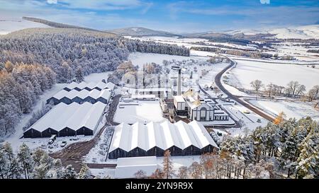 Distillerie Tormore distillerie de whisky Scotch single malt Speyside avec un ciel bleu au-dessus des bâtiments couverts de neige Banque D'Images