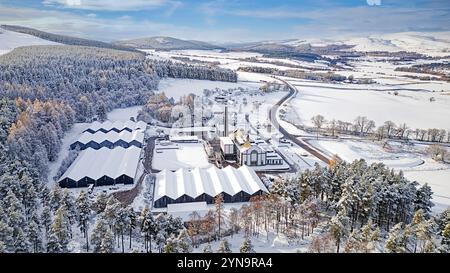 Distillerie Tormore distillerie de whisky Scotch single malt Speyside avec un ciel bleu au-dessus des bâtiments couverts de neige Banque D'Images