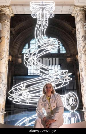 Londres, Royaume-Uni. 25 novembre 2024. Dévoilement au V&A de « All lit Up », l’installation de sapin de Noël de cette année conçue par Anna Lomax (photo). Credit : Stephen Chung / Alamy Live News Banque D'Images