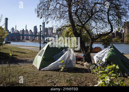 États-Unis d'Amérique, New York. Oct. 25, 2024. Il y a plusieurs tentes sur l'île de Randall dans lesquelles les migrants dorment. Photo : ANP / Hollandse-Hoogte / Ramon van Flymen. pays-bas hors service - belgique hors service Banque D'Images