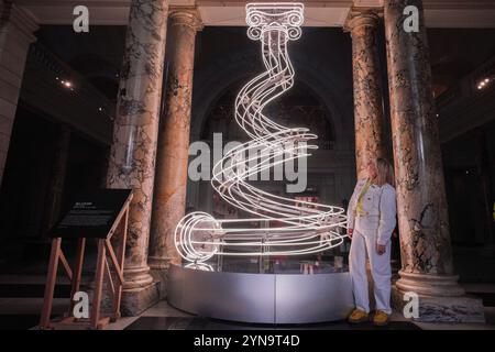 Londres, Royaume-Uni. 25 novembre 2024 artiste et designer Anna Lomax (photo) avec hert tout illuminé par l'installation de sapin de Noël. Le design manipule la structure solide de la colonne en forme d'arbre, incarnant l'esprit ludique et festif de la période de Noël. Crédit. Amer Ghazzal/Alamy Live News Banque D'Images