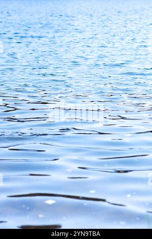 Une surface d'eau bleue époustouflante qui présente une vaste étendue remplie de nombreuses petites vagues douces se chevauchant doucement les unes contre les autres Banque D'Images