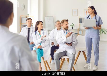 Un groupe de médecins inquiets sont assis dans un auditorium lors d'une formation Banque D'Images