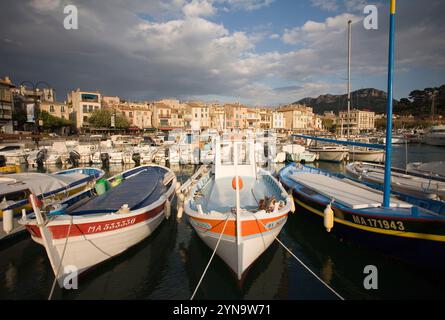 Une vue sur le port de Cassis, France. Banque D'Images