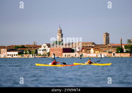 Un couple en kayak de mer, à Venise, Italie. Banque D'Images