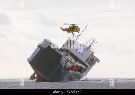 Un hélicoptère Sea King de la RAF se prépare à déposer des experts de sauvetage sur la Riverdance lavée à terre au large de Blackpool la danse de la rivière a été l'un des 3 navires perdus th Banque D'Images