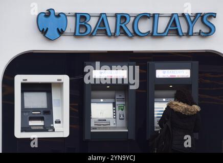 Londres, Angleterre, Royaume-Uni. 25 novembre 2024. Un client utilise un guichet automatique dans une succursale de Barclays à Londres car des rapports indiquent que la banque a été condamnée à une amende de 40 millions de livres par la Financial Conduct Authority pour avoir omis de divulguer un accord de collecte de fonds avec le Qatar pendant la crise financière de 2008. (Crédit image : © Vuk Valcic/ZUMA Press Wire) USAGE ÉDITORIAL SEULEMENT! Non destiné à UN USAGE commercial ! Banque D'Images