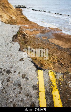 Route érodée et brisée sur le littoral de la mer du Nord Banque D'Images