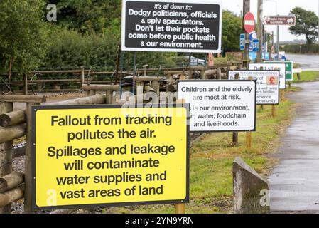 Bannière de protestation contre la fracturation hydraulique sur le site de la ferme, Little Plumpton, Blackpool, Lancashire, Angleterre, Royaume-Uni Banque D'Images