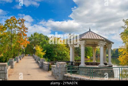 Gazebo sur le lac Clara Meer, Piedmont Park, Atlanta, Géorgie, États-Unis Banque D'Images